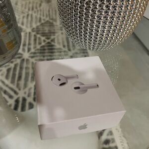 Apple White Wireless Earbuds with Charging Case